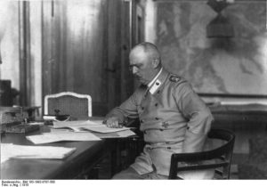 Erich Ludendorf in seinem Arbeitszimmer