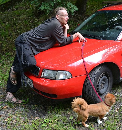 Duke, mit Auto und Hund
